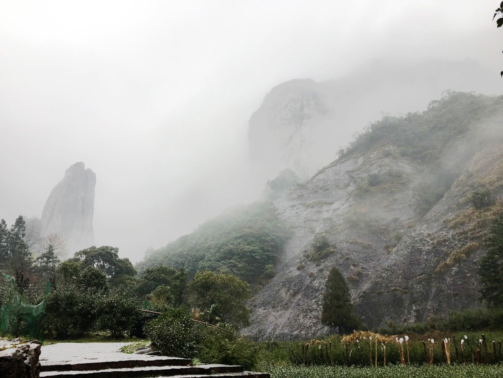 烟雾缭绕的大山使人感知如梦如幻，壮丽雄伟，感叹大自然的美妙