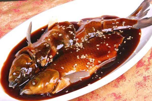 西湖醋鱼，肉质鲜嫩，带有淡淡的蟹味，酸甜可口。
