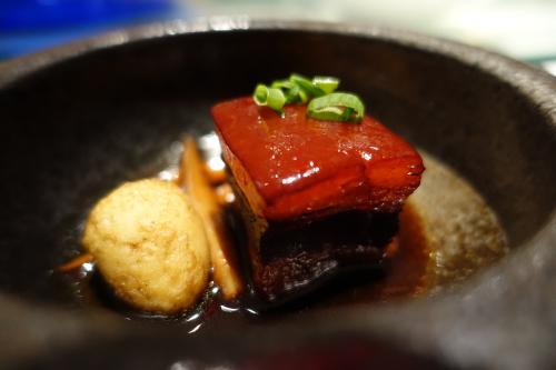东坡肉，用浙江特产绍酒，制作出来的东坡肉不仅肉香鲜嫩，还带着淡淡的酒香，肥而不腻。