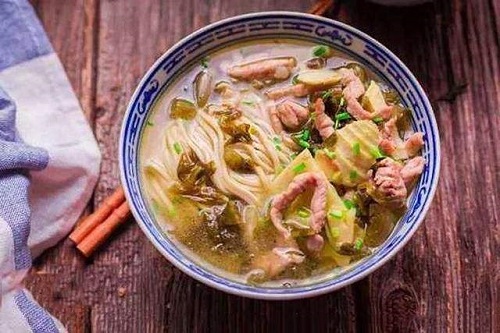 杭州片儿川，“中国十大面条”之一，其特色在于雪菜和笋片的鲜美，让食客吃后回味无穷。